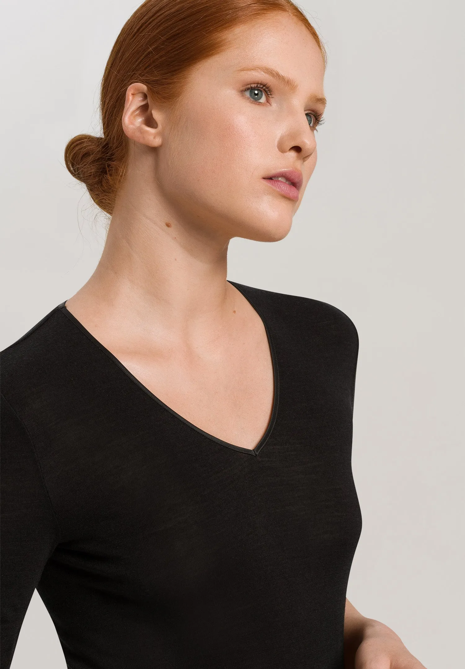 Woolen Silk W Wool and Silk V-Neck Top | Black 71417-018